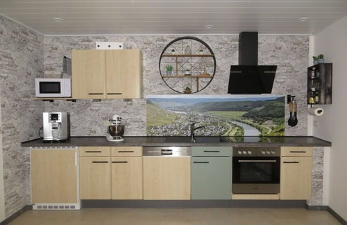 Rachtig House | Modern Retreat at Foahrgaaß 7a with Breakfast & Kitchen