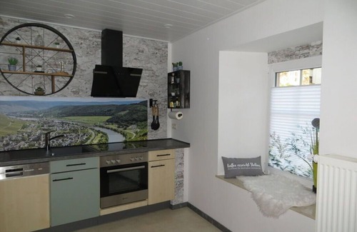 Rachtig House | Modern Retreat at Foahrgaaß 7a with Breakfast & Kitchen