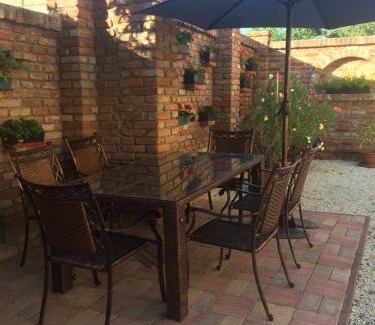 Sarvar Apartment | Fodan Apartman: Guest Rated 10/10 with Family-Friendly Amenities