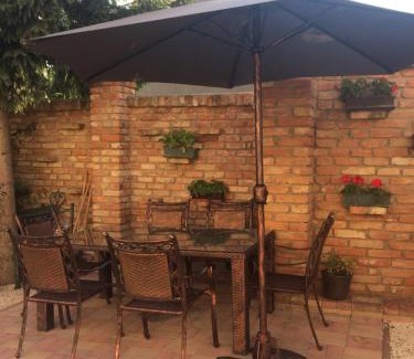 Sarvar Apartment | Fodan Apartman: Guest Rated 10/10 with Family-Friendly Amenities