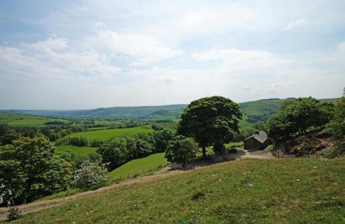 Llanbrynmair House | Discover Foel Fach: Family-Friendly with Full Kitchen Amenities