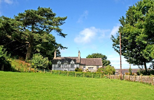 Llanfairpwllgwyngyll Cottage | Pet-Friendly Foel Stable Cottage with Garden in Brynsiencyn