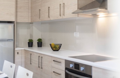 Lambi Apartment | Fofi’s Elegant Home: Ocean View Spa & Family-Friendly Retreat