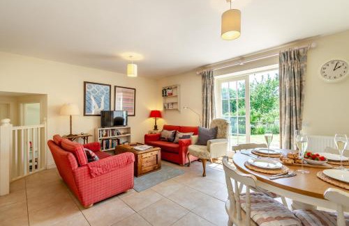 East Dean and Friston House | Discover Folly Cottage: Pet-Friendly with Amazing Breakfast