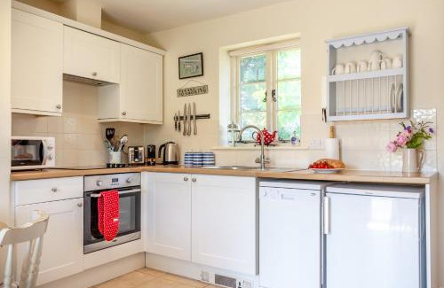 East Dean and Friston House | Discover Folly Cottage: Pet-Friendly with Amazing Breakfast