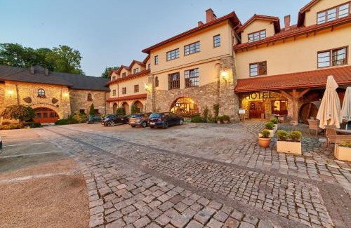 Mszana Dolna Hotel | Discover Folwark Stara Winiarnia: Pet-Friendly Retreat