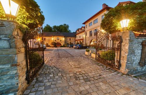 Mszana Dolna Hotel | Discover Folwark Stara Winiarnia: Pet-Friendly Retreat