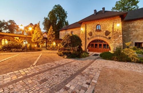 Mszana Dolna Hotel | Discover Folwark Stara Winiarnia: Pet-Friendly Retreat