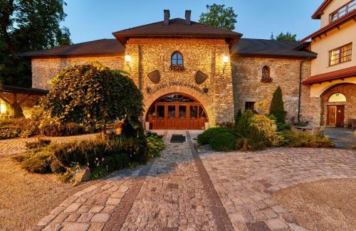 Mszana Dolna Hotel | Discover Folwark Stara Winiarnia: Pet-Friendly Retreat