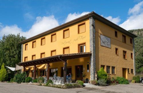 Baro Hotel | Cozy Fonda Farré: Family-Friendly with Restaurant & Breakfast