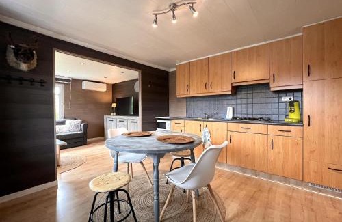 Geel Ski Chalet | Fonnies Chalet: Family & Pet-Friendly Retreat Awaiting You