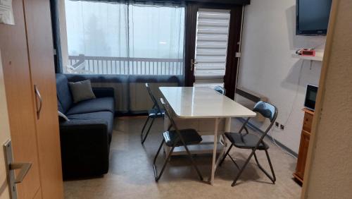 Font-Romeu-Odeillo-Via Apartment | Family-Friendly Studio Cabin in Font-Romeu with Terrace