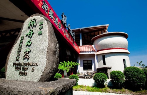 Baihe Hotel | Relaxing Fontaineblean Hot Spring with Inviting Hot Tub
