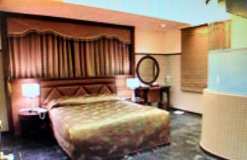 Baihe Hotel | Relaxing Fontaineblean Hot Spring with Inviting Hot Tub