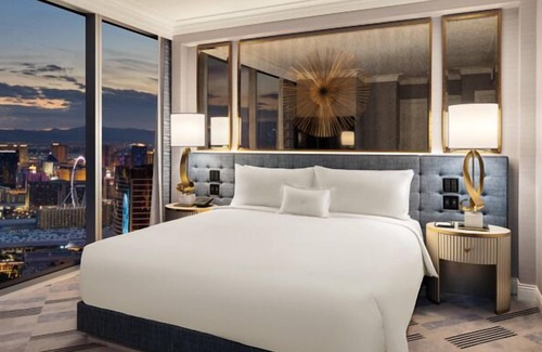 Las Vegas Strip Resort | Elegant Fontainebleau Las Vegas: 5-Star Poolside Retreat