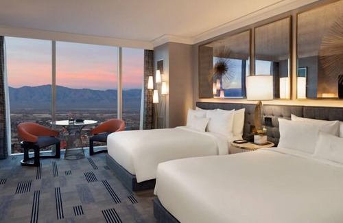 Las Vegas Strip Resort | Elegant Fontainebleau Las Vegas: 5-Star Poolside Retreat