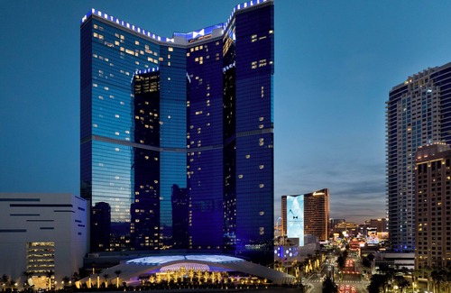 Las Vegas Strip Resort | Elegant Fontainebleau Las Vegas: 5-Star Poolside Retreat