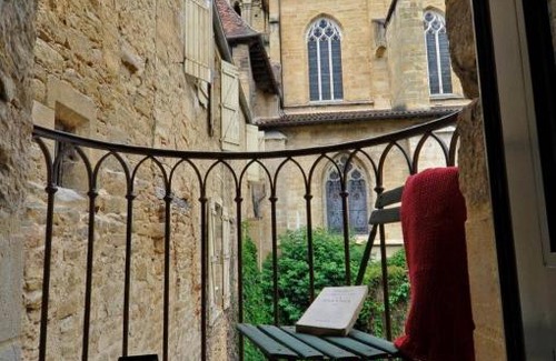 Sarlat-la-Caneda Historic Center Apartment | Elegant Retreat at Fontaines de lÁbbaye with Accessibility