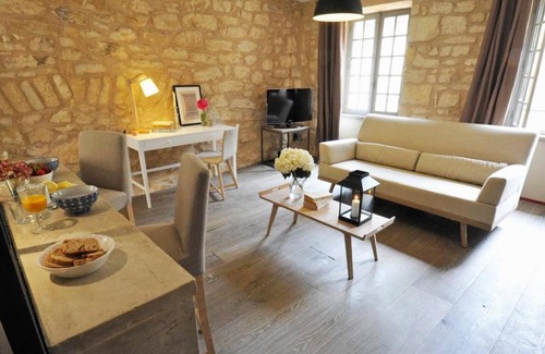 Sarlat-la-Caneda Historic Center Apartment | Elegant Retreat at Fontaines de lÁbbaye with Accessibility