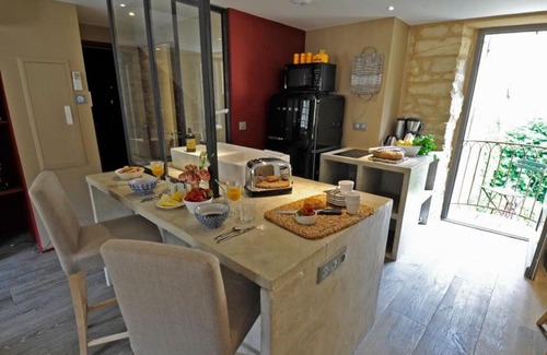 Sarlat-la-Caneda Historic Center Apartment | Elegant Retreat at Fontaines de lÁbbaye with Accessibility