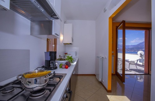 Fiumelatte Apartment | Relaxing Fontana Del Lago Apt. 5 with Spa & Breakfast