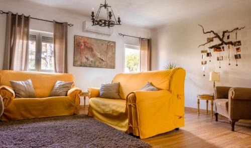Belmonte Apartment | Beautiful Fonte da Rosa Guest House with Ocean Views