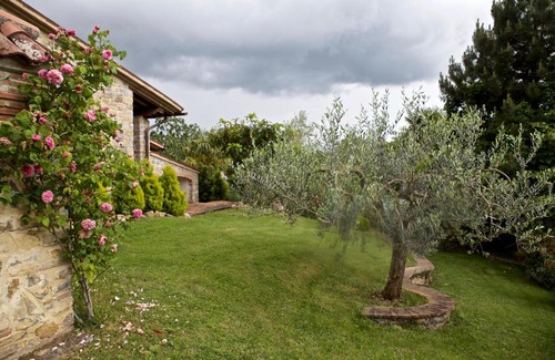 Montegabbione Bed & Breakfast | Relax at Fonte Magia: Pool, Kitchen & Family-Friendly Fun