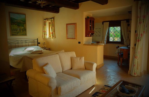 Montegabbione Bed & Breakfast | Relax at Fonte Magia: Pool, Kitchen & Family-Friendly Fun