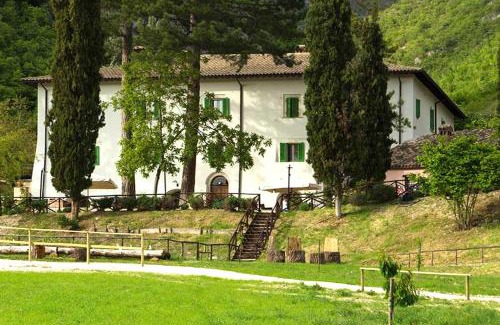 Casali di Serravalle House | Experience FonteAntica Agriturismo with Hot Tub & Breakfast