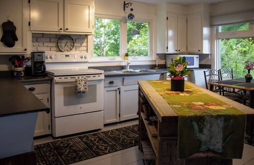 Kings County Other | Cozy Foot of the Mountain Farmhouse with Kitchen & Breakfast