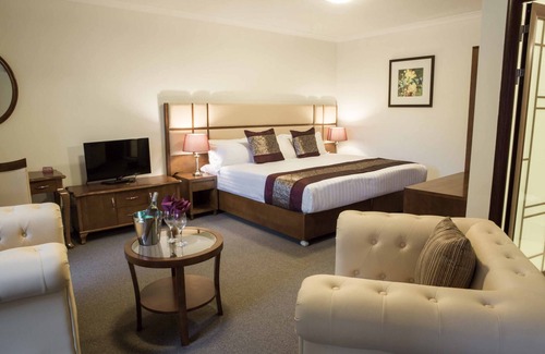 Mooroolbark Hotel | Discover Foothills Conference Centre: 4-Star Comfort & Pool