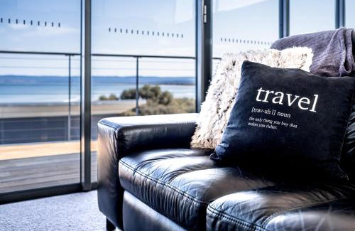 Coles Bay House | Tranquil Oceanfront Haven: Footprints 1, Guest Rated 9/10