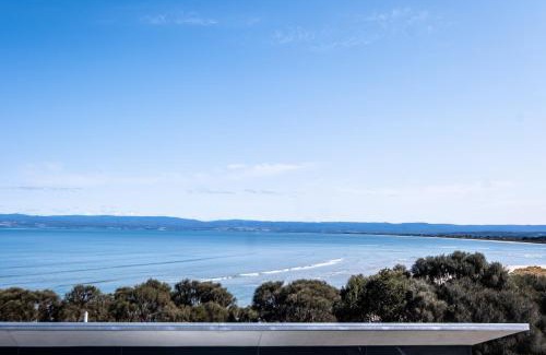 Coles Bay House | Tranquil Oceanfront Haven: Footprints 1, Guest Rated 9/10