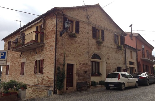 Offagna Apartment | Cozy Retreat for Two with Pool, Free WiFi & Breakfast