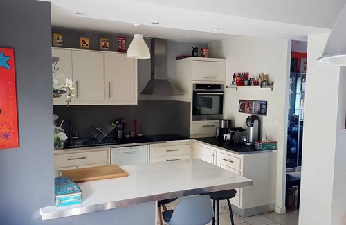 Trets House | Unwind in Comfort Near the Holy Victory with Pool Access