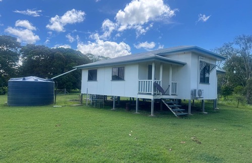 Guthalungra Cottage | For the fishing entusiasts right on the Elliot River, relax and unwind.