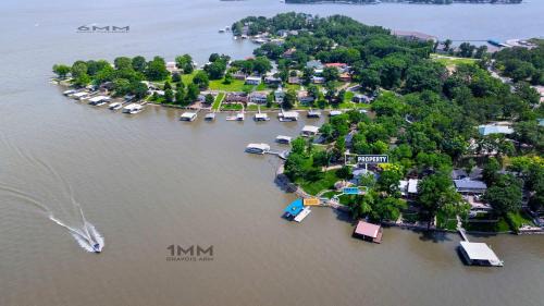 Gravois Mills House | For the View - Great Location with Lakeside Launchpad