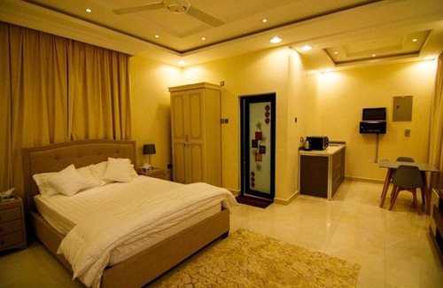 Al Hamra Ski Chalet | Family Retreat: Enjoy Peace and Privacy by the Pool