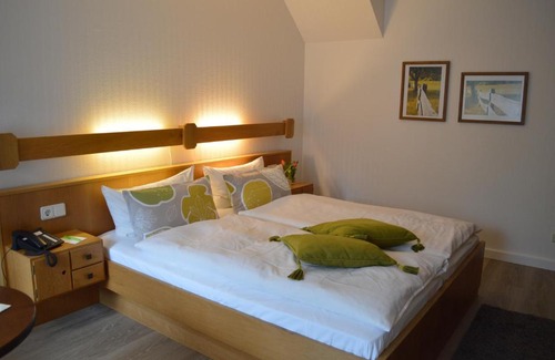 Eslohe House | Discover Forellenhof Poggel: Pet-Friendly Retreat with Breakfast