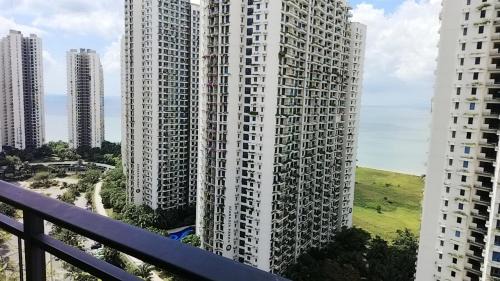 Gelang Patah Apartment | Discover Forest City: Family-Friendly Getaway with Top Ratings