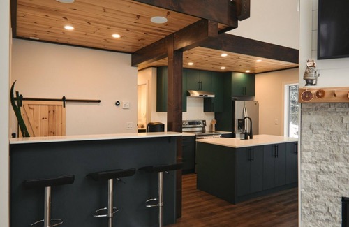 Manitoba Cabin | Relaxing Forest Cabin Getaway with Hot Tub & Fireplace