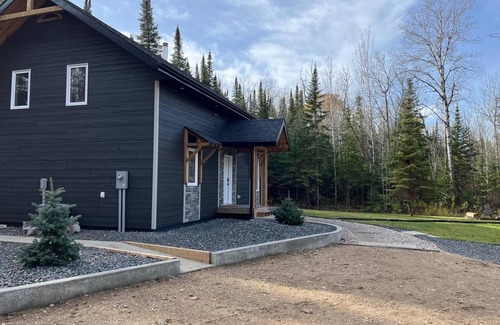 Manitoba Cabin | Relaxing Forest Cabin Getaway with Hot Tub & Fireplace