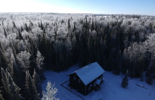 Manitoba Cabin | Relaxing Forest Cabin Getaway with Hot Tub & Fireplace