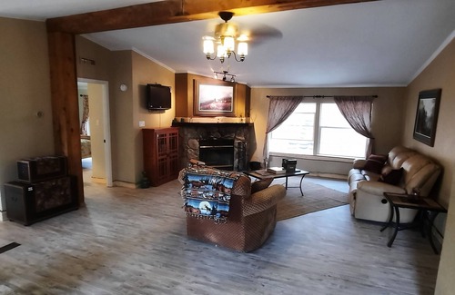 Divide Cabin | Tranquil Forest Cabin Retreat with Ocean View and Breakfast