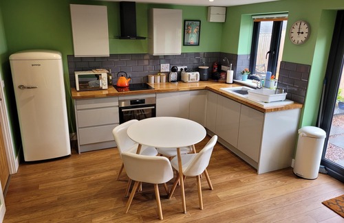 Cinderford Cabin | Forest Cedar Lodge: Family-Friendly Retreat in Cinderford
