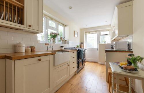 New Forest District House | Welcoming Forest Cottage: Ideal for Families and Pets