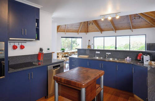 Coles Bay House | Idyllic Ocean & Mountain Views with Spa, Steps to Beach
