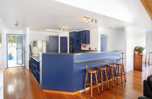 Coles Bay House | Idyllic Ocean & Mountain Views with Spa, Steps to Beach