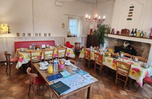 Bois-Jerome-Saint-Ouen Bed & Breakfast | Forest Farm: Family-Friendly Retreat with High Ratings
