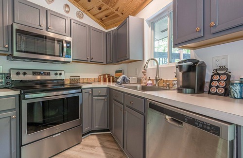 Dahlonega Cottage | Relaxing Forest Retreat with Fire Pit & ROKU Entertainment